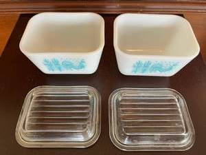 lot 11 image: Vintage pair of Pyrex Blue and White Rooster Containers in Nice Condition