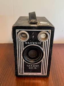 lot 18 image: Vintage Brownie Target Six-16 Box Camera Eastman Kodak Company (Untested)