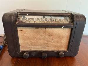 lot 20 image: Vintage 1940s Stewart-Warner Model 61T16 Electric Tube Radio (Untested)