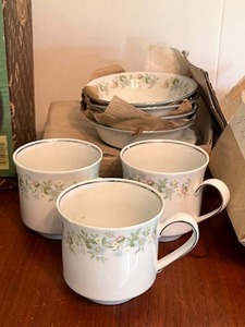 lot 22 image: Vintage Johann Havland Bavaria Germany Fine China Forever Spring Pattern
