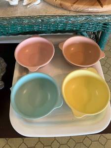 lot 39 image: Housewares including Pyrex, Mallo-Ware, and More