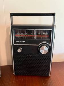 lot 40 image: Vintage Soundesign Model 1452 AM Portable Radio (CleanUntested)
