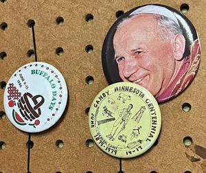 lot 49 image: Vintage Pinback Buttons Lot