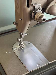 lot 68 image: Vintage Singer Style-Mate 329K Sewing Machine (CleanUntested)