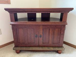 lot 73 image: Corner TV ConsoleStand (29.5 T x 35.5 W x 19.5 D) - BRING HELP TO MOVE