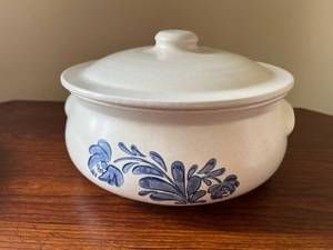 lot 77 image: Vintage Pfaltzgraff Yorktowne Stoneware in Good Condition