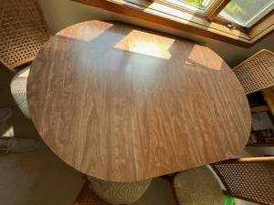 lot 96 image: Vintage MCM Oval Dining Room Table with 4 Chairs (42 x 64.5) - BRING HELP TO REMOVE