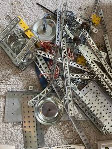 lot 124 image: Vintage Erector Engineers Toy Set and SNATCH Card Game