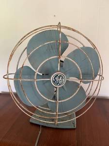 lot 145 image: Vintage MCM 12 GE Electric Fan in Working Condition