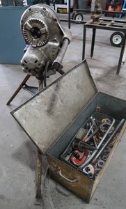 RIDGID PIPE THREADER WITH LOTS OF TOOLING