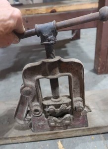 PIPE CLAMP  HOLEDER