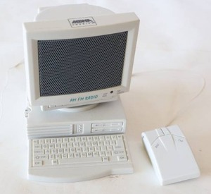 lot 707 image: Vintage 90s Mini PC Desktop Computer FM Auto Scan Portable Radio wMouse Control Technologies