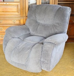 lot 790 image: Over-Sized Recliner wManual Recline