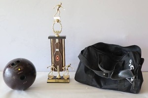 lot 798 image: Vintage Bowling Ball Trophy Bag
