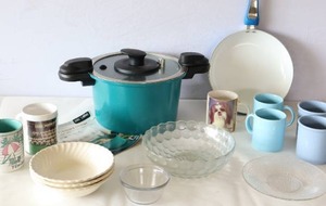 lot 817 image: Kitchen Goods Dukes Home Pressure Cooker Etc