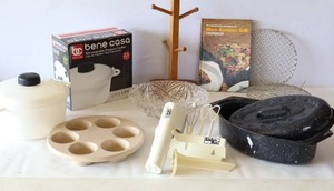 lot 820 image: Kitchen Goods Black Graniteware Kettle Pan Etc