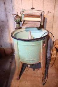 lot 834 image: Antique Wringer Washing Machine