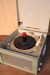 lot 856 image: Vintage RCA Victor Portable In-Case Record Player