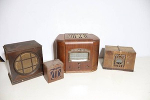 lot 879 image: Vintage Wood InCased Tube Electron Radio, Boxes Etc.