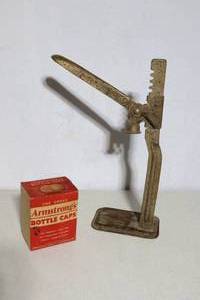 lot 913 image: Vintage Bottle Capper w Boxed Caps