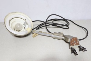 lot 915 image: Mid Century Amplex Trombolite() Telescoping Dual Bulb Table Mount Drafting Lamp