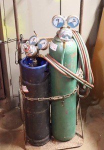 lot 804 image: OxygenAcetylene Torch Kit Set-Up