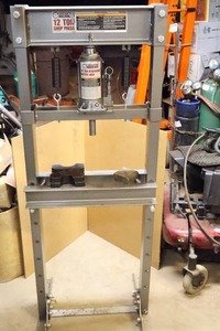 lot 806 image: Central Machinery12-Ton Shop Press