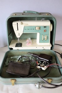 lot 922 image: Vintage Singer Sewing Machice in Carrying Case wAccessories
