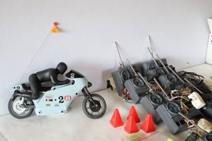lot 926 image: Rare Vintage Entex Radio Controlled Motorcycle Cafe Racer 118 Scale WDriver Figure and Multiple Controllers Etc