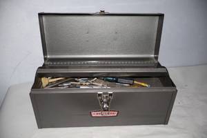 lot 935 image: Metal Toolbox wContents