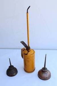 lot 51 image: Vintage Oil Cans Golden Rod 1-Quart Etc.