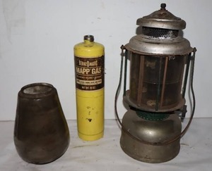 lot 124 image: Vintage Lantern, Bernz-O-Matic Mapp Gas, Lantern Globe