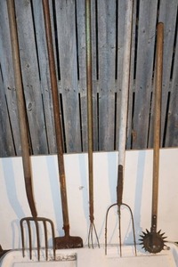 lot 141 image: Vintage Outdoor Tools