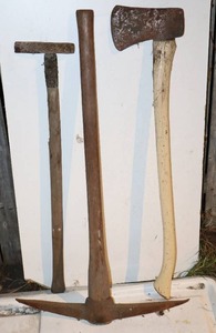 lot 143 image: Vintage Outdoor Tools