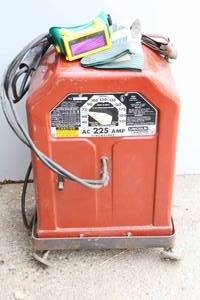 lot 3 image: Lincoln Electric Arc Welder 225 AMP LincWelder on Caster Cart