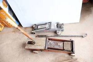 lot 973 image: Floor Jacks