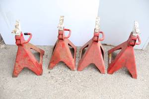 lot 975 image: Floor Jacks