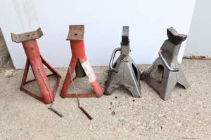 lot 976 image: Floor Jacks