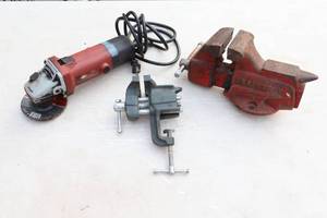 lot 982 image: Bench Vise, Grinder