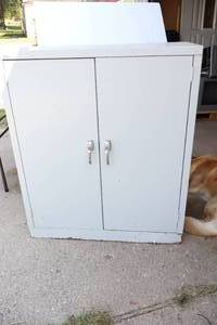 lot 985 image: Metal Cabinet wAdjustable Shelving