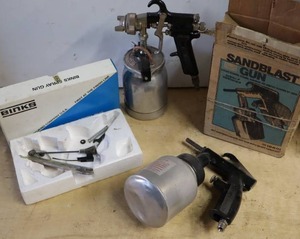 lot 173 image: Sandblast Gun With Parts And A Pneumatic Paint Spray Gun