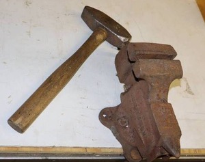 lot 311 image: Vintage Bench Vise