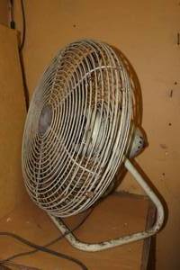 lot 319 image: VINTAGE FRESHND-AIRE 20-Inch Electric Fan