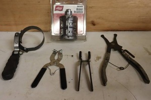 lot 323 image: Vintage Hand ToolsK-D USA 850H Ratcheting Piston Ring Compression Pliers, Piston Ring Puller,  Lisle 36500 Ridge Reamer Etc.