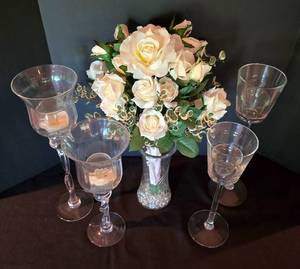 lot 31 image: Pretty Clear Glass Decorative Grouping
