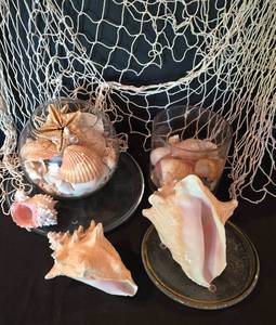 lot 32 image: Fun Seaside Decor