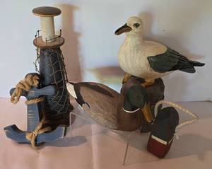 lot 44 image: Beachy Wooden Decor Grouping