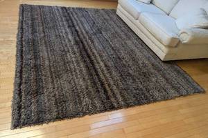 lot 6 image: Grey Tone Shag Area Rug