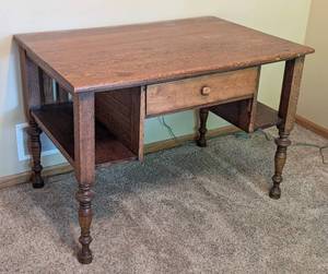 lot 7 image: Vintage Oak Writing Desk