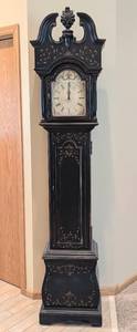 lot 9 image: Decorative Painted Wood Storage Clock